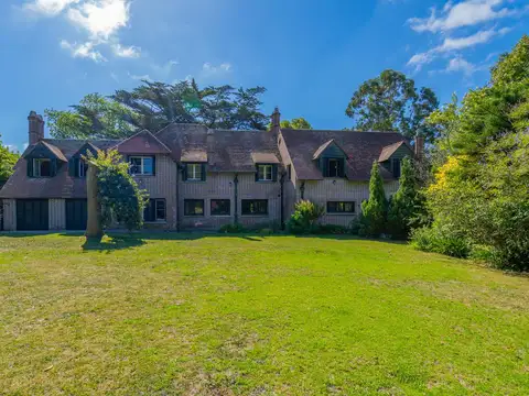 Importante residencia sobre dos lotes, en Los Troncos.