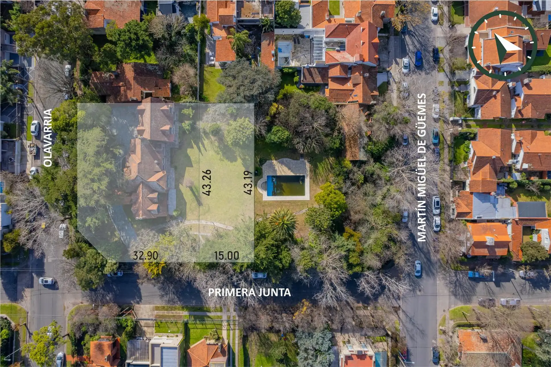 Importante residencia sobre dos lotes, en Los Troncos.