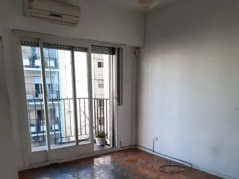 2 luminosos ambientes, al frente con balcón corrido y lavadero, A 1 cuadra de Avda. Corrientes