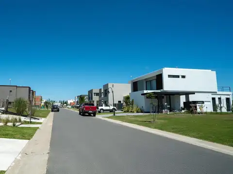 Terreno frente al río en Vila Marina II