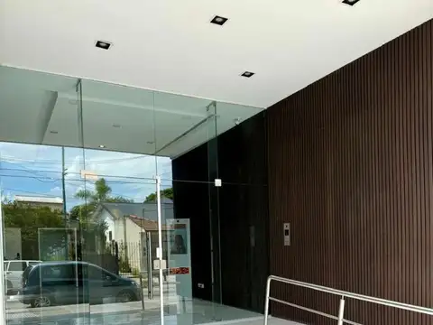 Impecable y moderno depto en duplex con jardín propio, cochera y baulera. Bajas expensas