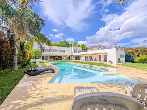 Casa de 5 dormitorios en venta en Club de Campo, Los Alamos. Ibarlucea