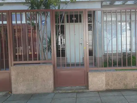 CASA EN 2 PLANTAS SOBRE LOTE DE 10.00 X 26.000