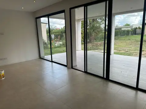Casa 5 ambientes con 3 baños