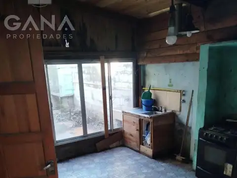 Casa de pasillo en venta en  Presidente Roca al 200 Reciclar