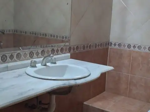 VENTA CASA ESQUINA CON PILETA Y COCHERA DOBLE