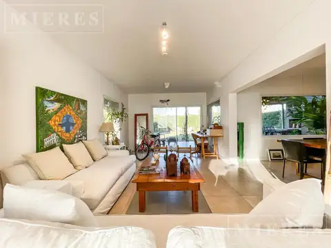 Casa en Venta con 2 cocheras