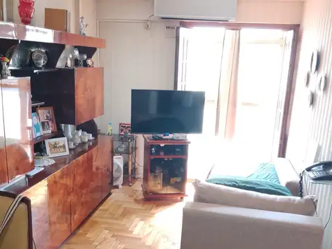 IMPECABLE 2 AMBIENTES AL FRENTE CON BALCON ( JUJUY Y BELGRANO)