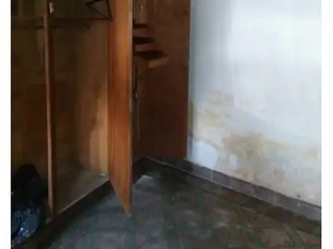 RETASADA. Casa de dos dormitorios, amplio terreno. Todo a reciclar. Huerta Grande 930