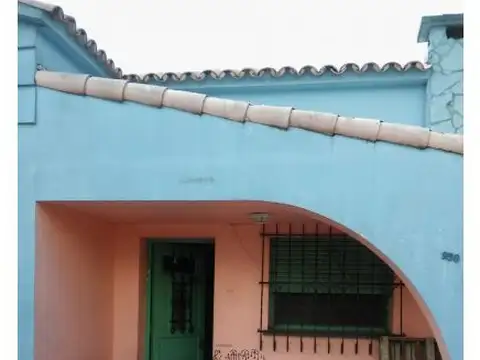 RETASADA. Casa de dos dormitorios, amplio terreno. Todo a reciclar. Huerta Grande 930
