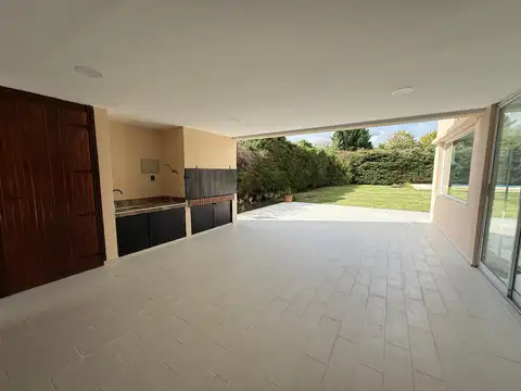 Casa 5 ambientes con 4 baños