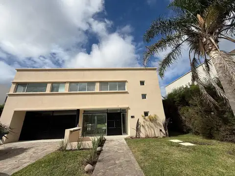 Casa en Venta 5 ambientes Village del Parque