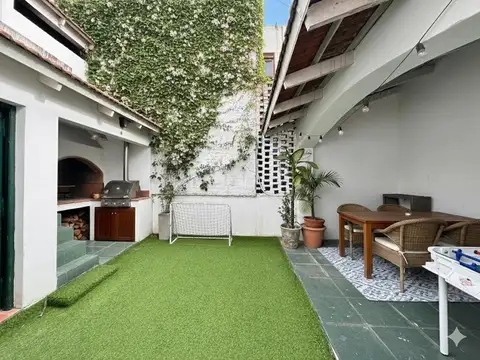 Venta: Casa de pasillo de dos dormitorios con patio y terraza. Alquila cochera al lado. Apta crédito