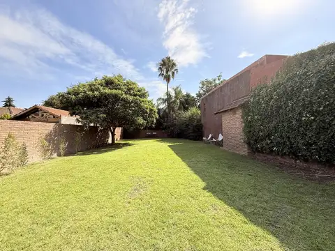 Casa 6 ambientes con 2 baños