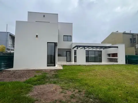 Casa 5 ambientes con 3 baños