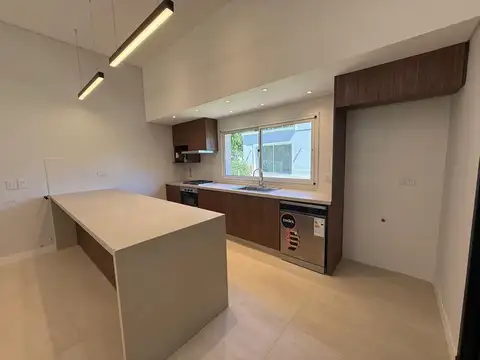 Casa 5 ambientes con 3 baños