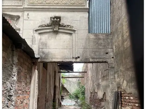 Lote De Terreno Propio En El Barrio Caballito.  Ideal Emprendimiento Inmobiliario. Casa Antigua A Demoler.  En Venta.  Oportunidad