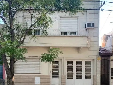 AMPLIA CASA CON COCHERA