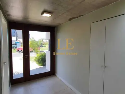 Casa en Alquiler con 2 cocheras