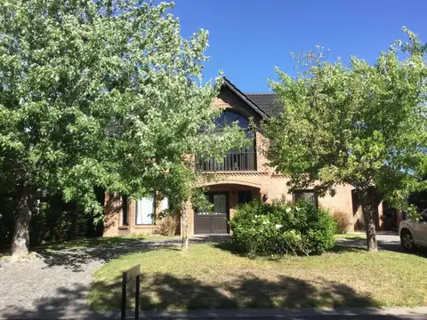 RETASADA!!! EN VENTA muy linda casa estilo clásica sobre lote interno - Barrio La Alameda - Nordelta