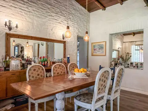 Casa en una planta con amplio jardín y pileta en Los Nogales, cerca de CUBA Villa de Mayo.