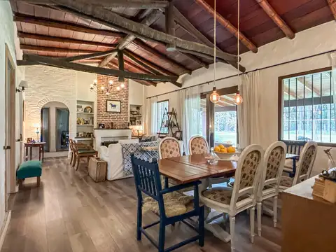 Casa en Venta con 2 cocheras