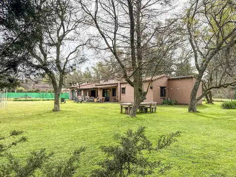 Casa en una planta con amplio jardín y pileta en Los Nogales, cerca de CUBA Villa de Mayo.
