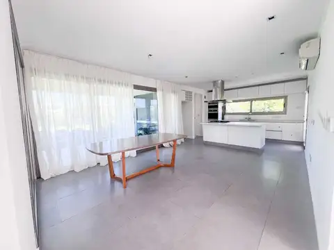 Casa 4 ambientes con 4 baños