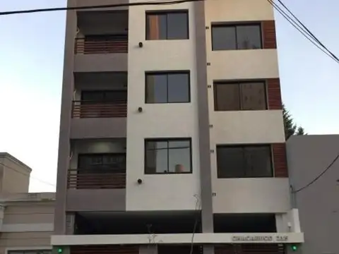 EXCEPCIONAL COCHERA CUBIERTA, EN INMEJORABLE UBICACIÓN!