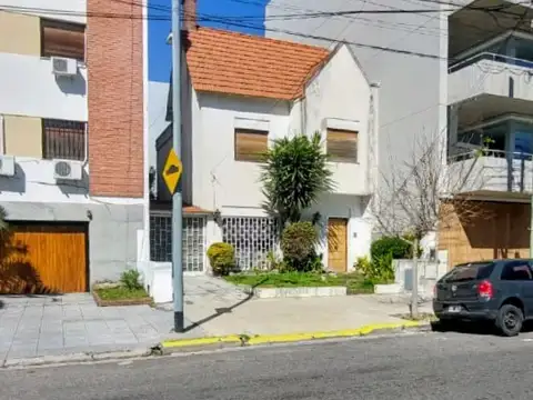 BAJO DE PRECIO   Casa o terreno en venta ,VILLA DEVOTO ,ideal para reciclar o construir un emprendimiento.