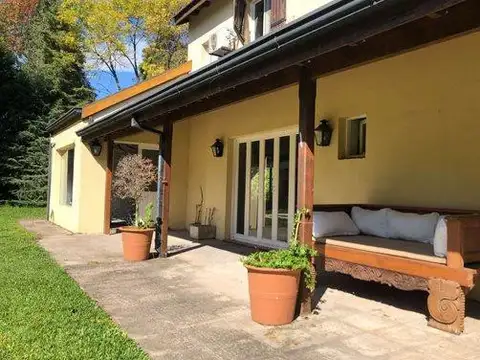 Casa en Alquiler con 2 cocheras