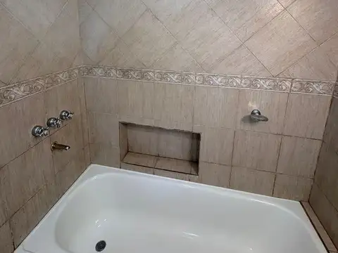 DEPARTAMENTO PLANTA ALTA 3 AMB - HURLINGHAM (P Johnston)