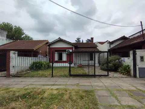 ¡OPORTUNIDAD! Casa y Departamento al fondo en Moreno Centro