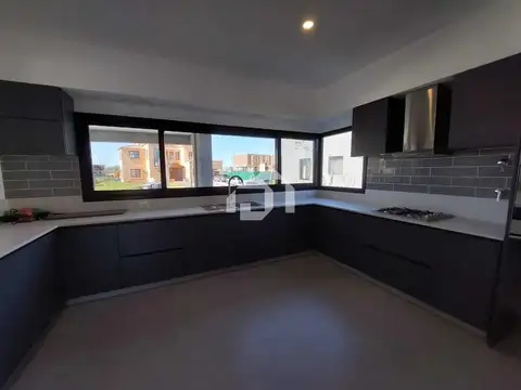 Casa 6 ambientes con 3 baños