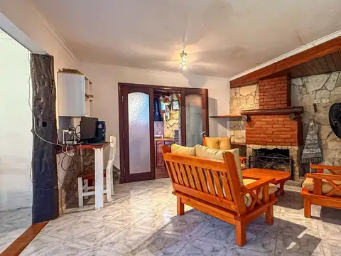 VENTA CASA 5 AMBIENTES COCHERA Y PARQUE + DEPTO