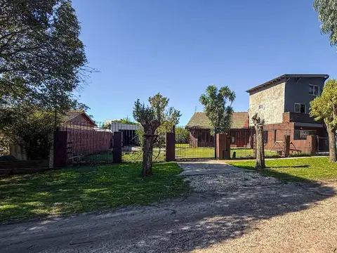 VENTA CASA 5 AMBIENTES COCHERA Y PARQUE + DEPTO
