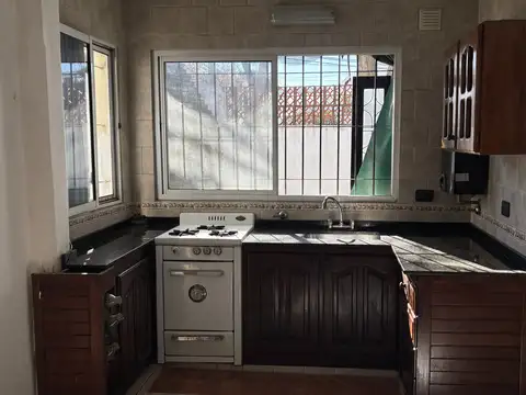 Casa en esquina con orientación norte y posibilidad de ampliación en Barrio Echesortu.
