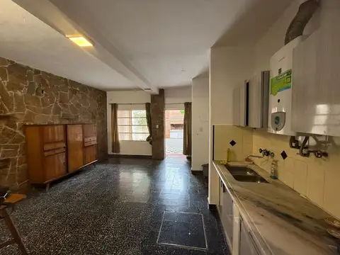 Casa 8 ambientes con 2 baños