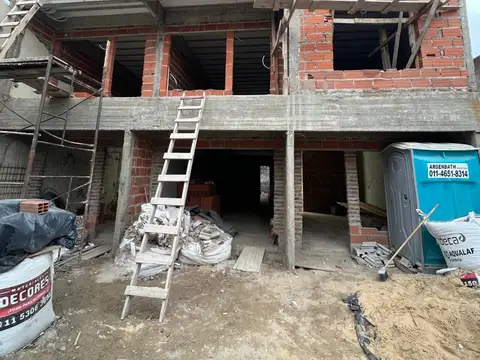 DEPARTAMENTO 2 AMB - PB AL FRENTE - CON COCHERA Y PATIO - ENTREGA ENERO 2026