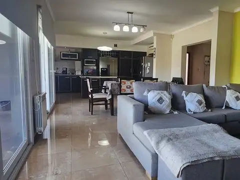 Casa 5 ambientes con 2 baños