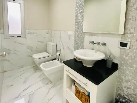 Casa en Alquiler con 2 cocheras