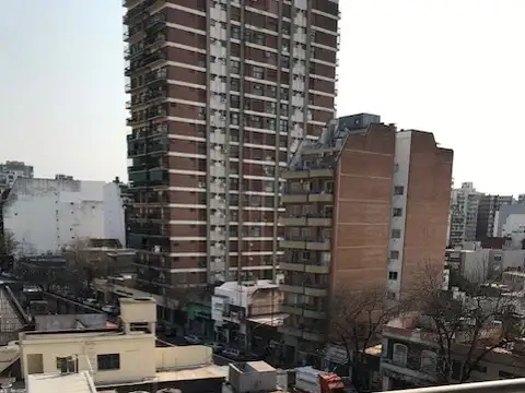 DEPARTAMENTO DE 3 AMBIENTES AL FRENTE CON BALCON EXCELENTE VISTA PISO UNICO APTO PROFESIONAL