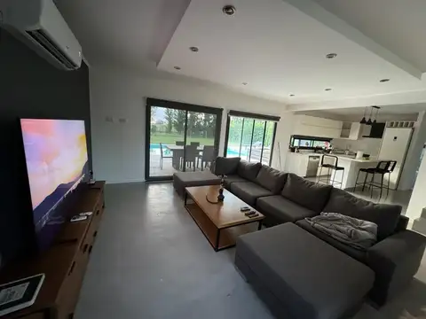 Casa 4 ambientes con 2 baños