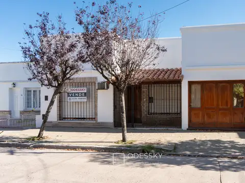 Cañuelas , OPORTUNIDAD   casa en venta de 3 dormitorios , en el centro de la Ciudad- REBAJADA !