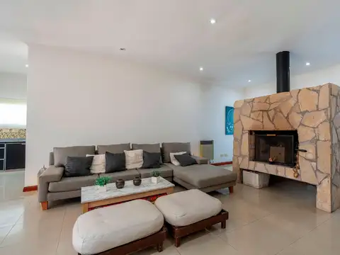 Casa en Venta con 2 cocheras
