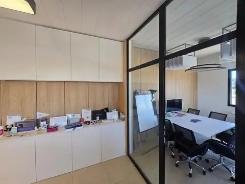 Oficina en Alquiler con 1 cochera