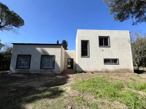 Casa a terminar en excelente ubicación.