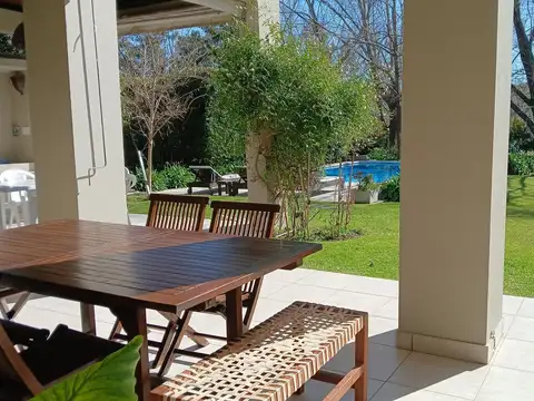 Casa con 4 Dormitorios En Alquiler Amoblada en Barrio Privado Santa Barbara