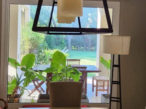 Casa en Alquiler con 2 cocheras