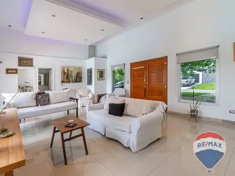 Casa en Venta con 2 cocheras